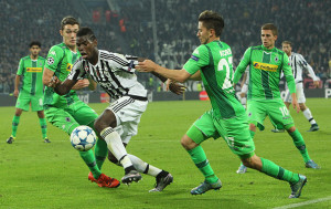 TURIN, ITALY - OCTOBER 21:  Paul Pogba (C) of Juventus competes for the ball with Andreas Christensen (L) and Julian Korb (R) of VfL Borussia Monchengladbach during the UEFA Champions League group stage match between Juventus and VfL Borussia Moenchengladbach at Juventus Arena on October 21, 2015 in Turin, Italy.  (Photo by Marco Luzzani/Getty Images)